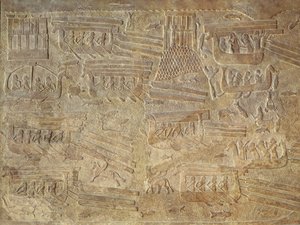 Relieve que representa el transporte de madera por mar